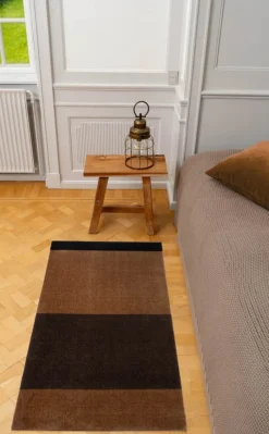 Tica Copenhagen Stripes Horisontal Gulvtæppe B 67 x L 120 cm - Polyamid/vinyl - Brun/cognac/sort