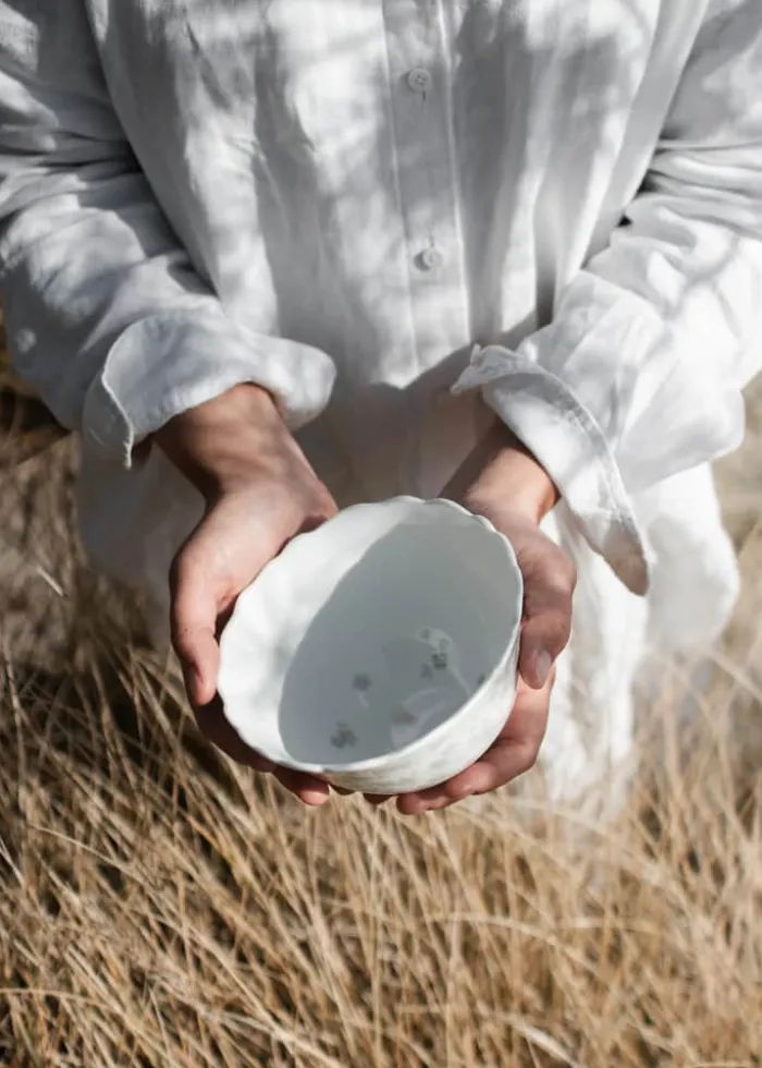 Wik & Walsøe Slåpeblom Skål Ø 14 cm - Benporcelæn - Hvid/varmgrå