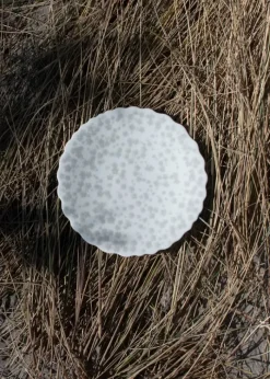 Wik & Walsøe Slåpeblom Tallerken Ø 21 cm - Benporcelæn - Hvid/varmgrå